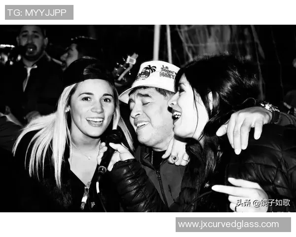 女明星分享与足球明星的情感故事与合作经历揭秘