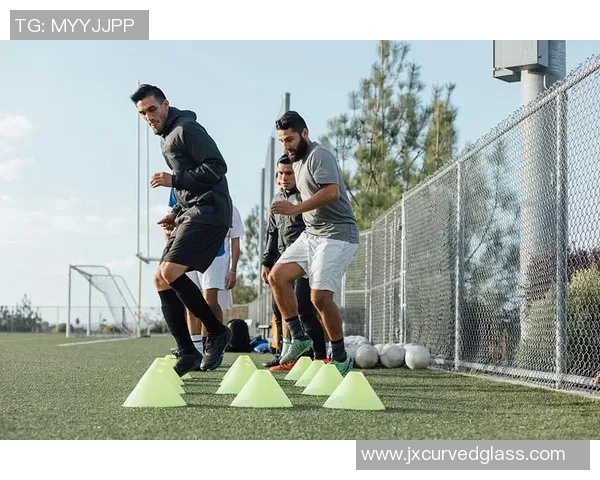 足球运动员日常训练揭秘从热身到恢复的全程训练流程与技巧分享